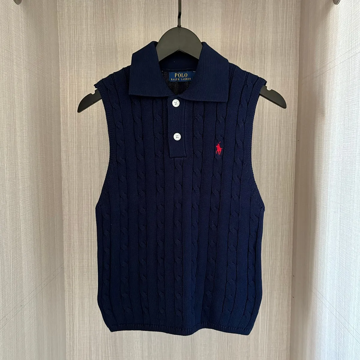 P160 RALPH LAUREN Ralph Lauren five-color classic small label embroidery polo collar sleeveless button pullover knitted sweater women's top. Pure original high-density LOGO embroidery on the chest, original 1:1 customized tag accessories. Made of pure cotton yarn and multi-knitted, pure cotton is skin-friendly and comfortable, small label war horse embroidered twist button polo neck sweater 🐎 high quality, follow the blogger to learn how to wear it! Let’s buy a Ralph Lauren cable sweater. It’s a super hard-to-find series after it became popular. It’s hard to find one on the official website. It’s simple and practical, has a lazy and loose feel, soft and delicate feel, and has a loose fit. Whether worn alone or layered, you can wear a simple one to create different styles of fashion!   Size: S M L XL Color: White Yellow Pink Black Navy